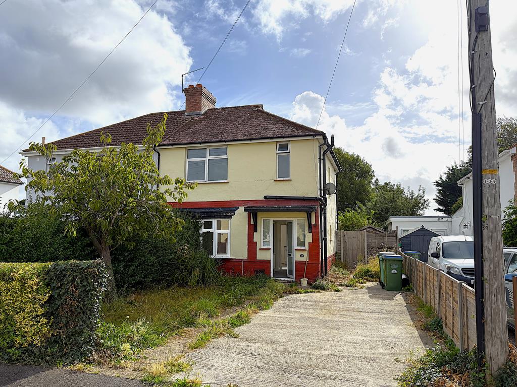 Lot: 124 - THREE-BEDROOM SEMI-DETACHED HOUSE - Semi-detached house with front garden and driveway